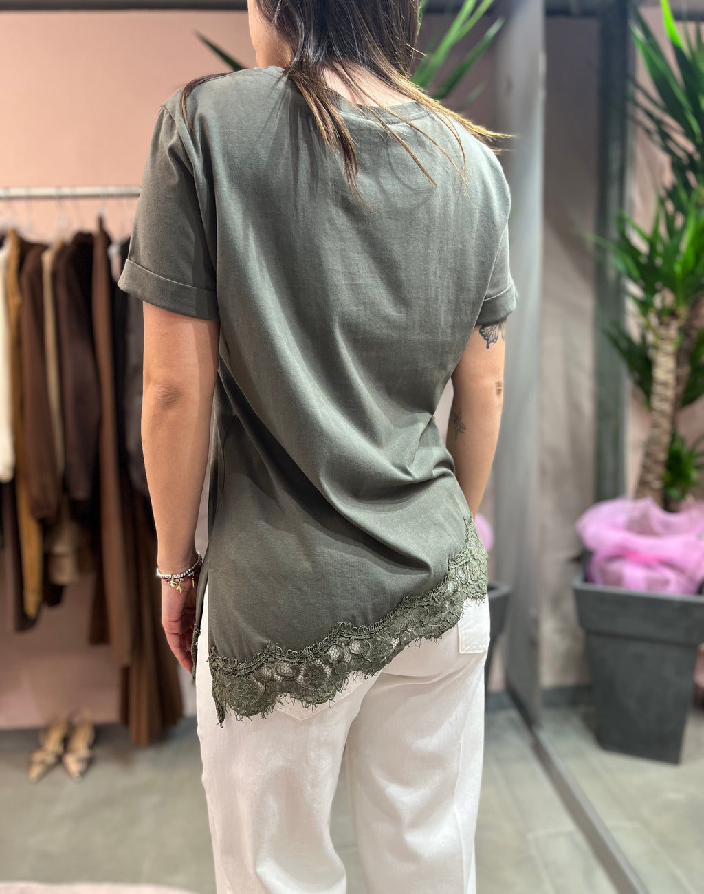 T-SHIRT ASIMMETRICA CON INSERTI PIZZO MOTEL